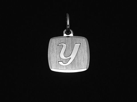 Buchstabe Y Anhänger aus Sterling Silber rhodiniert und mattiert von Juwelier Harnisch, modernes Design mit klarer Schriftart auf quadratischem Hintergrund.