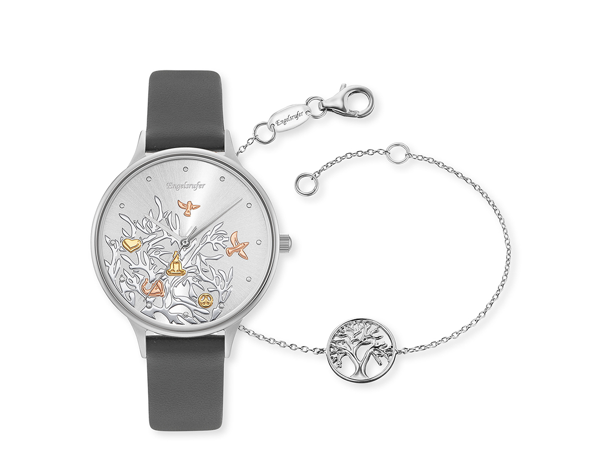 Engelsrufer ERWO-TREE-03 Uhren SET - mit Lebensbaum Armband - Edelstahl Engelsrufer ERWO-TREE-03 Uhren SET zeigt eine elegante Armbanduhr mit grauem Lederarmband und einem Zifferblatt mit Lebensbaum-Motiv sowie ein passendes Armband mit Lebensbaum-Charme aus Edelstahl.