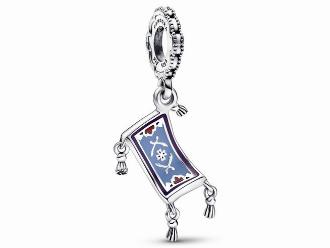 Ein charm aus Sterling Silber im Design des magischen Teppichs aus Aladdin, verziert mit bunten Emaille-Details, elegant mit Quasten an den Ecken.
