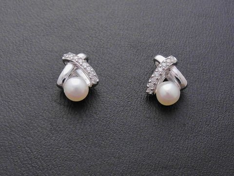 Silber Ohrstecker mit Y Fassung, Süßwasser Zuchtperle und Zirkonia, stilvolles Design von Juwelier Harnisch, edle Perlen Ohrringe für elegante Anlässe.