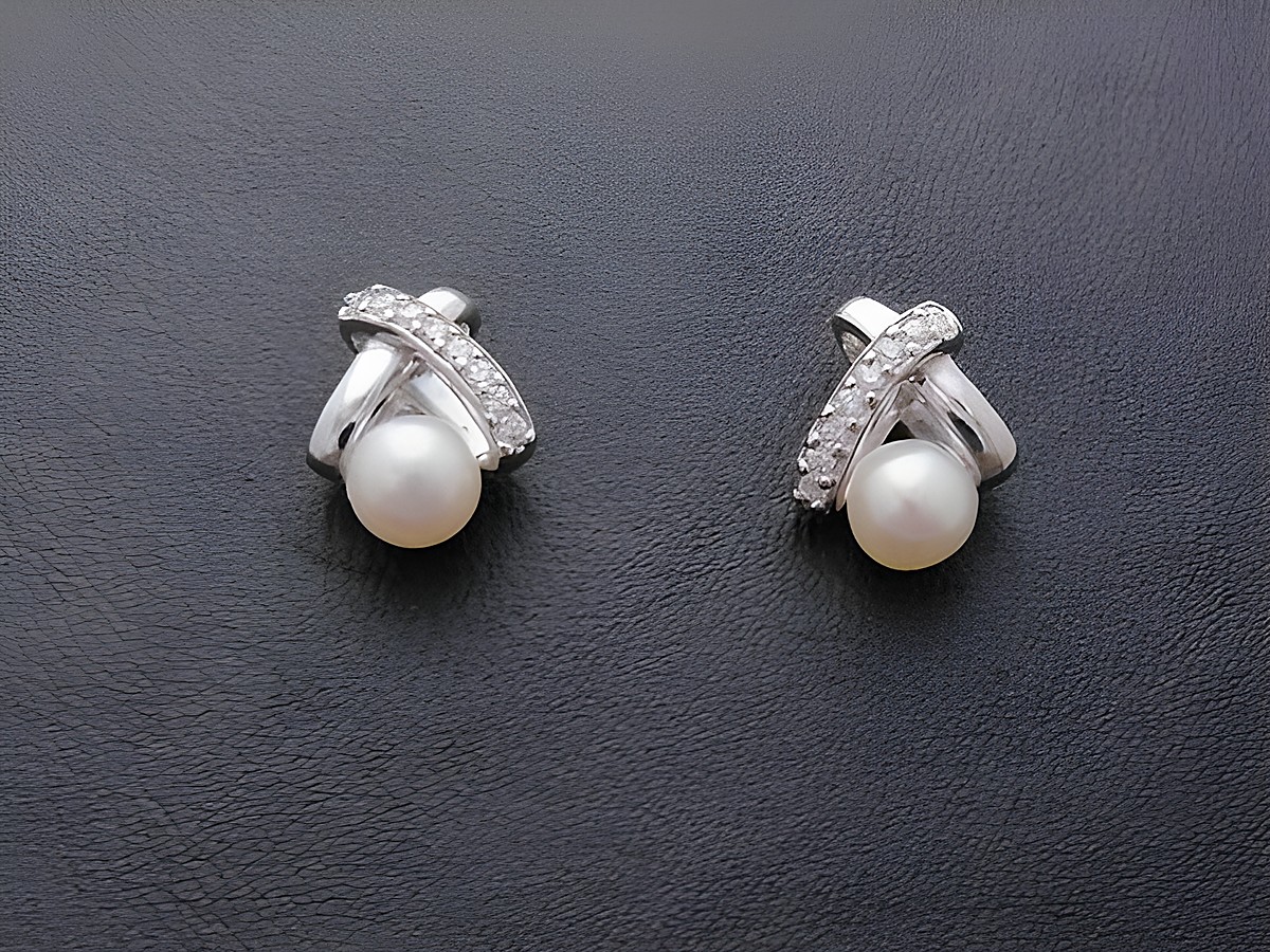 Silber Ohrstecker mit Y Fassung, Süßwasser Zuchtperle und Zirkonia, stilvolles Design von Juwelier Harnisch, edle Perlen Ohrringe für elegante Anlässe.