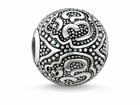 Silberner Karma Bead von Thomas Sabo mit dem Om-Symbol, verzierte Oberfläche ohne Stein, rund und glänzend, ideal für individuelle Schmuckkreationen.