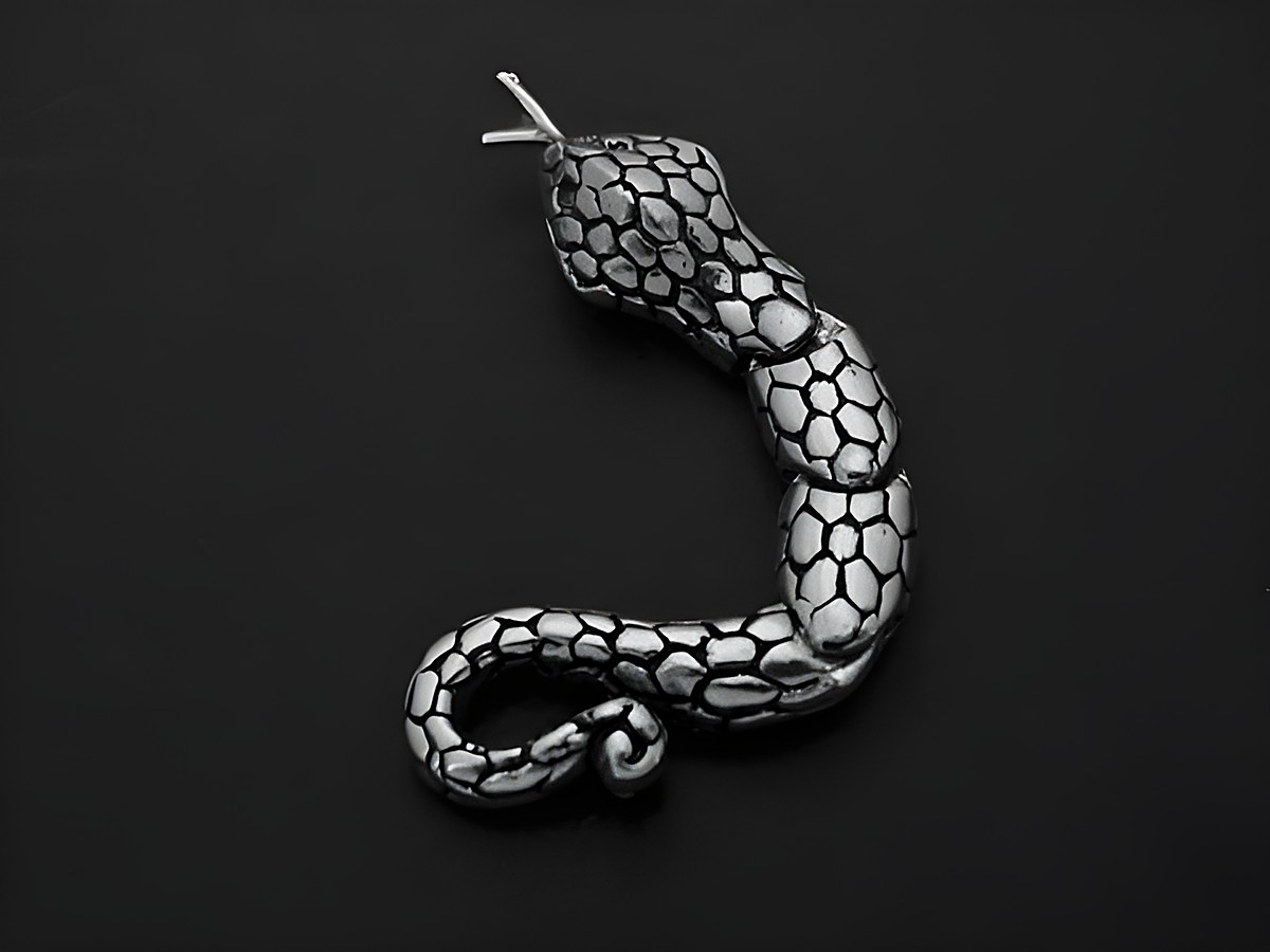 Silber Anhänger in Form einer beweglichen Schlange, detailreich gestaltet mit tierischen Mustern. Hersteller: Juwelier Harnisch, ideal für Tierliebhaber.