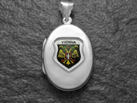 Silber Medaillon mit dem Wappen von Wien, das eine detailreiche Darstellung des Stadtwappens zeigt, hergestellt von Juwelier Harnisch, ideal für Sammler und als Geschenk.