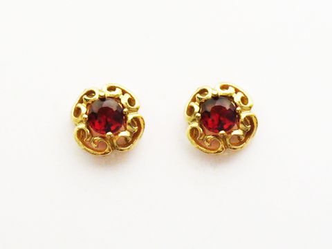 Granat Schmuck Ohrringe 8,6 mm Ohrstecker in Gold mit rot schimmerndem Granatstein, filigranem Design, hergestellt von Juwelier Harnisch, ideal als elegantes Accessoire.
