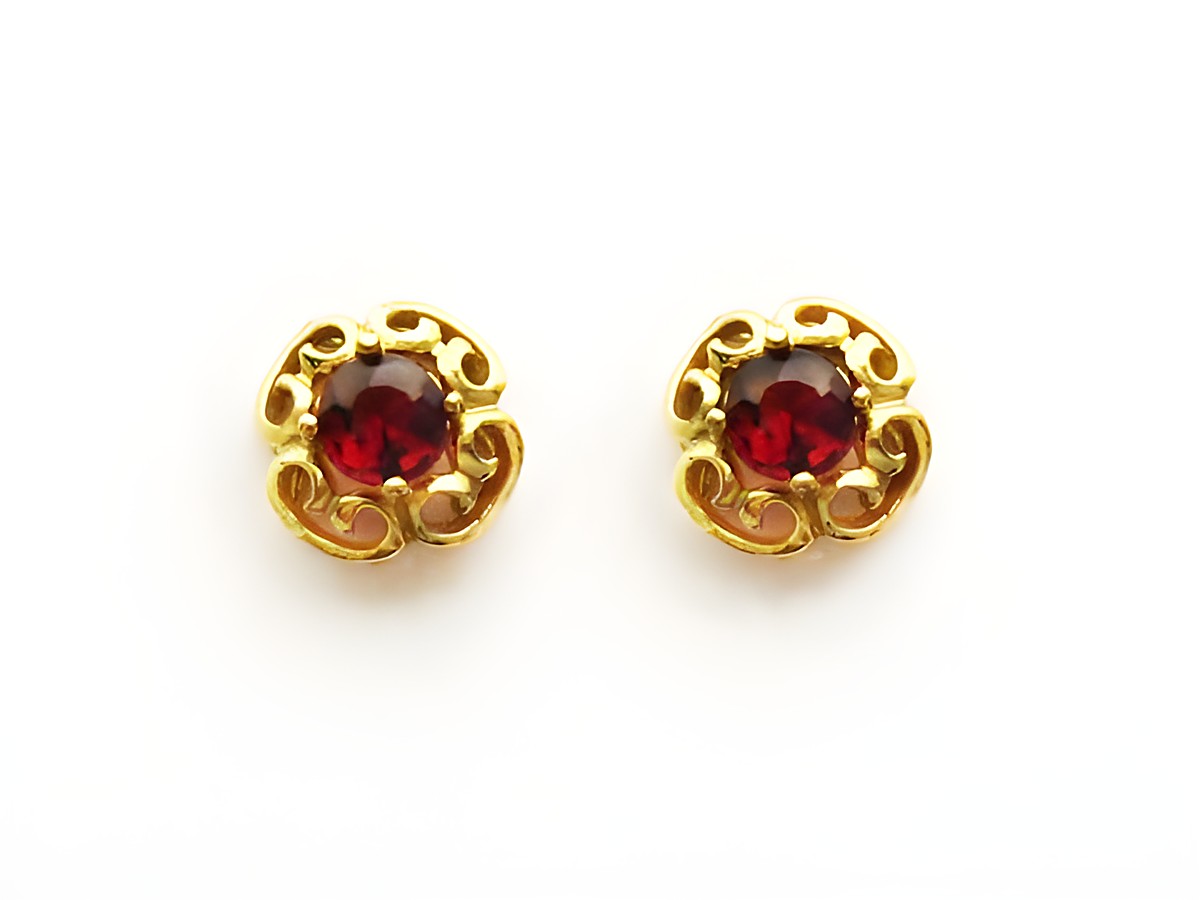 Granat Schmuck Ohrringe 8,6 mm Ohrstecker in Gold mit rot schimmerndem Granatstein, filigranem Design, hergestellt von Juwelier Harnisch, ideal als elegantes Accessoire.