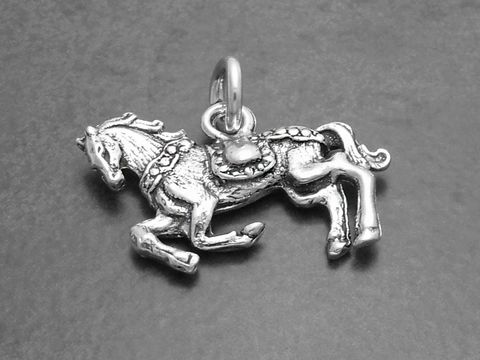 Springendes Pferd mit Sattel aus Sterling Silber, detailreich gearbeitet, ideal als Anhänger für Schmuckliebhaber und passende Ergänzung zu tierischen Motiven, Hersteller Juwelier Harnisch.