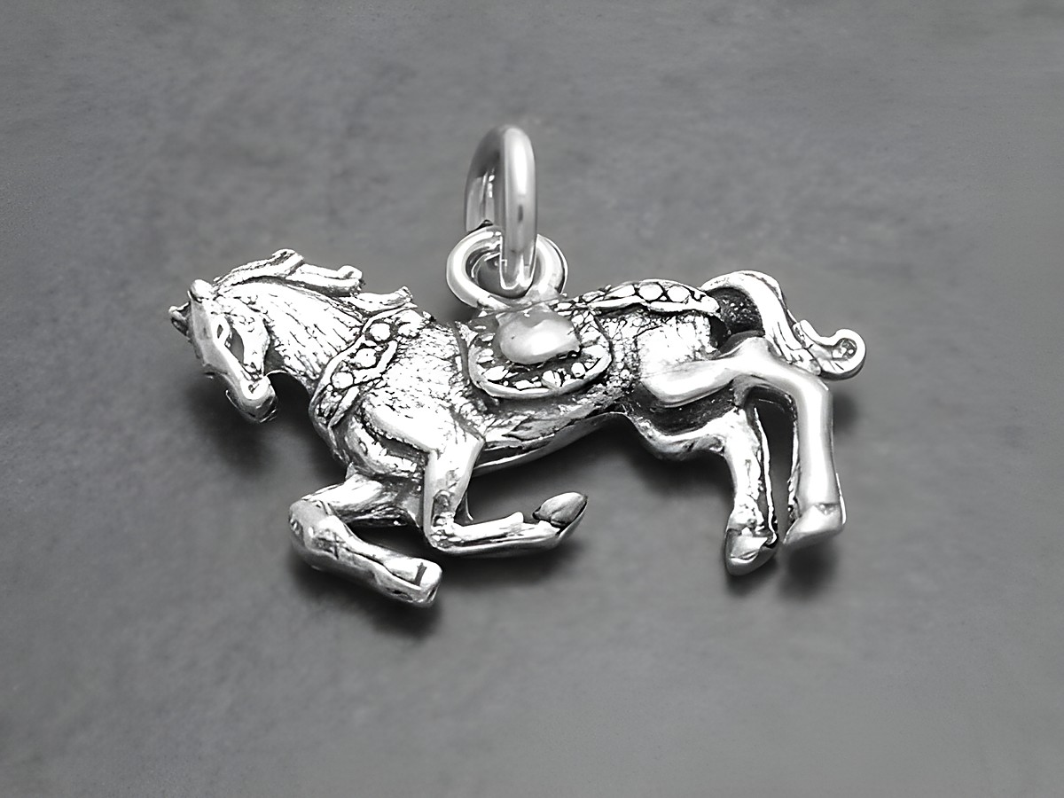 Springendes Pferd mit Sattel aus Sterling Silber, detailreich gearbeitet, ideal als Anhänger für Schmuckliebhaber und passende Ergänzung zu tierischen Motiven, Hersteller Juwelier Harnisch.