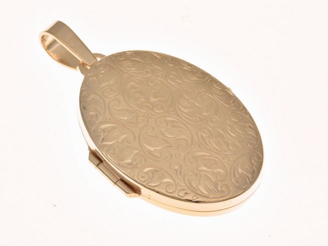 Ovales Medaillon mit feinem Diamantschliff, gefertigt aus roségold vergoldetem Sterling Silber, reizendes Design von Juwelier Harnisch. Ideal als persönliches Schmuckstück.