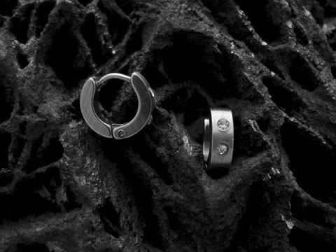 61087-0 Elegante Edelstahl Creolen mit Glasstein von Juwelier Harnisch, darauf ausgelegt, stilvolle Akzente zu setzen und jedem Outfit eine besondere Note zu verleihen.