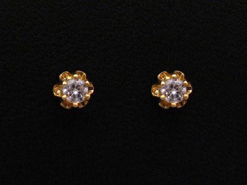 Ohrringe in Blumenform mit Brillant 0,10 ct W/Vsi hergestellt aus Gold 585 von Juwelier Harnisch, Brillant & Diamant. Elegantes und funkelndes Schmuckstück für jeden Anlass.