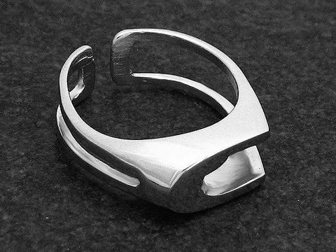 Silberring rho extravagant Größe wenig verstellbar, Hersteller Juwelier Harnisch, ohne Stein, rhodiniert, elegantes und modernes Design, ideal für besondere Anlässe.