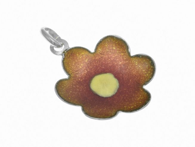 Ein floral gestalteter Anhänger in Form einer Blume aus poliertem Sterling Silber mit lackierte Details in Rot und Gelb, hergestellt von Juwelier Harnisch, geeignet für Kinder.