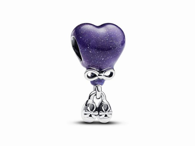 Charm in Herzform aus lila Emaille mit glitzernder Oberfläche und silbernem Anhänger in Form von kleinen Füßchen, ideal für Gender Reveal Anlässe, Hersteller Pandora.