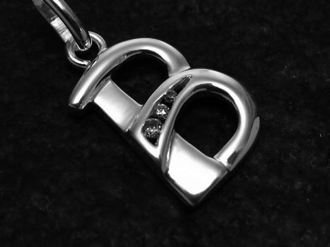 Buchstaben Anhänger B aus Sterling Silber mit Zirkonia, elegant und glänzend, ideal als persönliches Schmuckstück oder Geschenk, Hersteller Juwelier Harnisch.