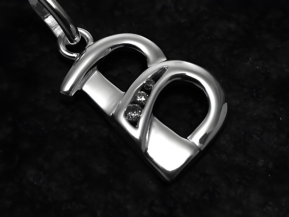 Buchstaben Anhänger B aus Sterling Silber mit Zirkonia, elegant und glänzend, ideal als persönliches Schmuckstück oder Geschenk, Hersteller Juwelier Harnisch.
