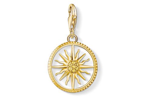 Charm-Anhänger aus gelbvergoldetem Material mit einem Sonnenmotiv und funkelnden Details, ideal für persönliche Schmuckstücke und als Teil von charmanten Kollektionen.
