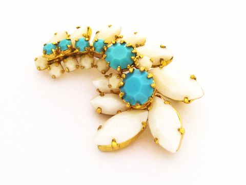 Damen Brosche in Blumenform mit türkisfarbenen und weißen Elementen, vergoldete Fassung, neu, Hersteller Juwelier Harnisch, ansprechender Türkis-Look.