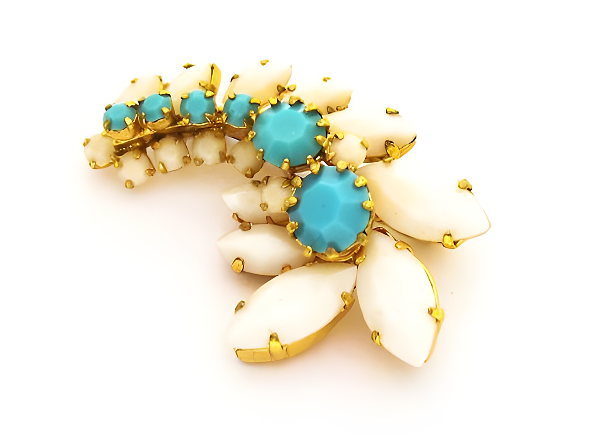 Damen Brosche in Blumenform mit türkisfarbenen und weißen Elementen, vergoldete Fassung, neu, Hersteller Juwelier Harnisch, ansprechender Türkis-Look.