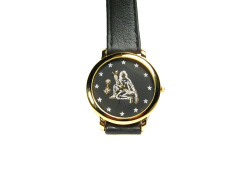 Eine elegante Armbanduhr mit dem Sternzeichen Jungfrau. Der Ziffernblatt zeigt eine Abbildung der Jungfrau in goldener Farbe auf schwarzem Hintergrund mit Sternen. Die Uhr ist 23 cm lang und hat ein Gehäuse von 42x42 mm.