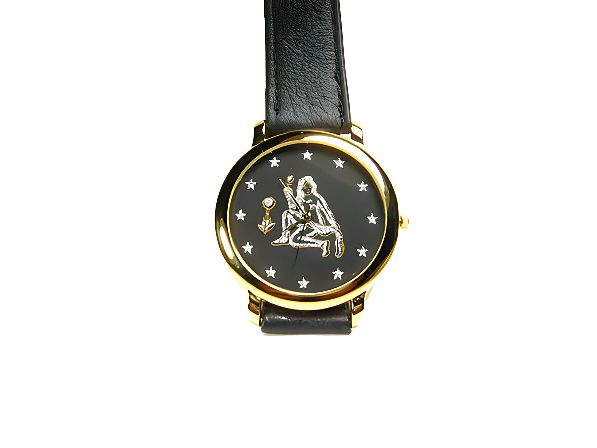 Eine elegante Armbanduhr mit dem Sternzeichen Jungfrau. Der Ziffernblatt zeigt eine Abbildung der Jungfrau in goldener Farbe auf schwarzem Hintergrund mit Sternen. Die Uhr ist 23 cm lang und hat ein Gehäuse von 42x42 mm.