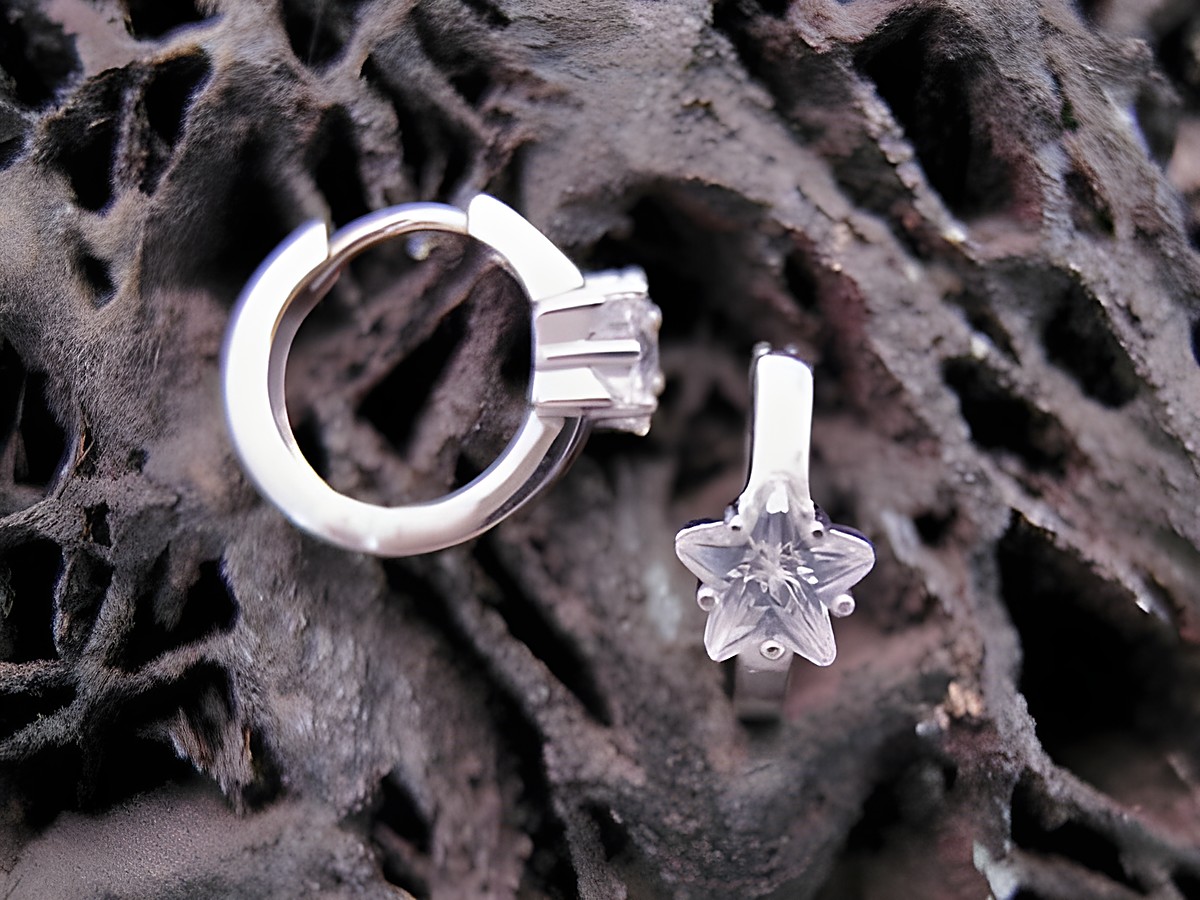 Ohrringe Stern aus Sterling Silber mit traumhaften Zirkonia, 17 mm, Hersteller Juwelier Harnisch, bis 25 mm, elegant und funkelnd, ideal für diverse Anlässe.