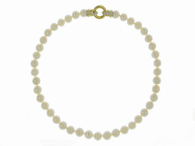 Perlenkette aus Süßwasser-Zuchtperlen in Weiß, Durchmesser 9,5-10,5 mm, Länge 46 cm, mit klassischem Bicolor 585 Goldverschluss, Hersteller Juwelier Harnisch.
