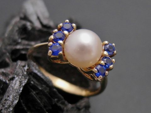 Gold Perlen Ring edel Größe 52 mit 6,9 mm Zuchtperle und synthetischen Saphiren, Gold 333, vom Juwelier Harnisch, ideal bis Größe 52/17.