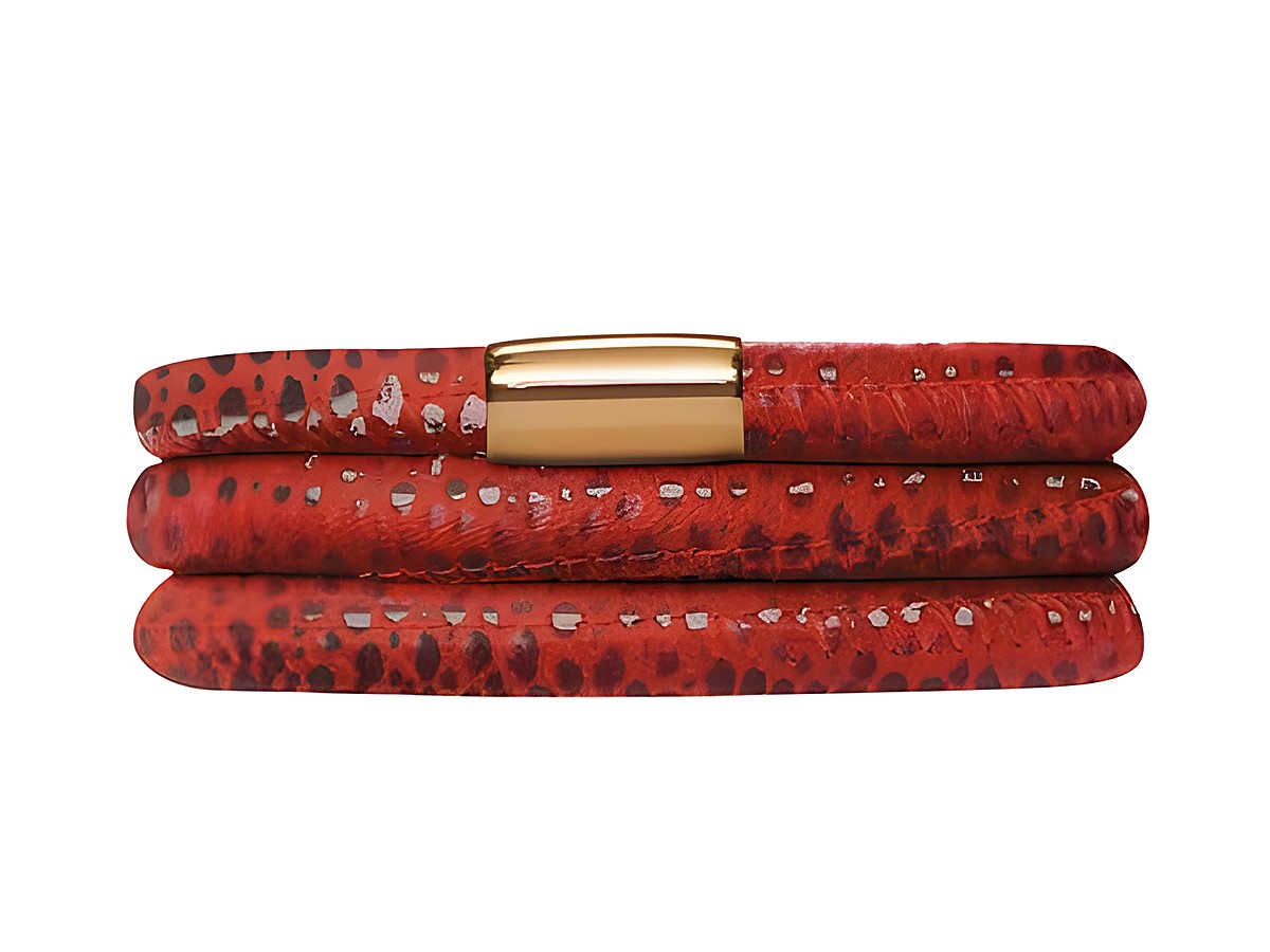 Endless Jennifer Lopez Lederarmband in Rot mit Reptilienstruktur, dreifach gewickelt, Edelstahl vergoldet, längenverstellbar von 1052 bis 60 cm.