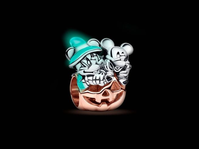 Mickey Mouse und Minnie Mouse stehen zusammen auf einem leuchtenden Halloween-Kürbis-Anhänger von Pandora, der im Dunkeln strahlt, detailreiche Gestaltung in Silber und roséfarbenem Metall.