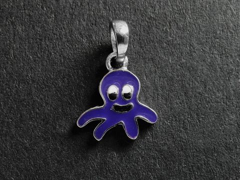 Kracke Silber Anhänger rhodiniert in lila mit weißen und schwarzen Details in Form eines Oktopus, hergestellt von Juwelier Harnisch, geeignet für Kinder.