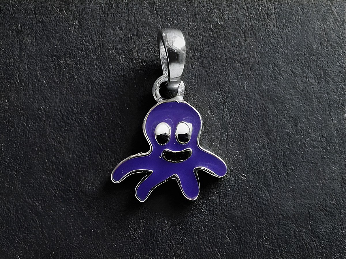 Kracke Silber Anhänger rhodiniert in lila mit weißen und schwarzen Details in Form eines Oktopus, hergestellt von Juwelier Harnisch, geeignet für Kinder.