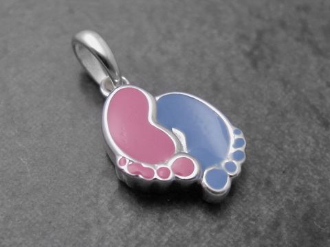 Niedlicher Anhänger aus Sterling Silber mit Babyfußabdrücken in pink und hellblau, ideal für Kinder, von Juwelier Harnisch gefertigt.