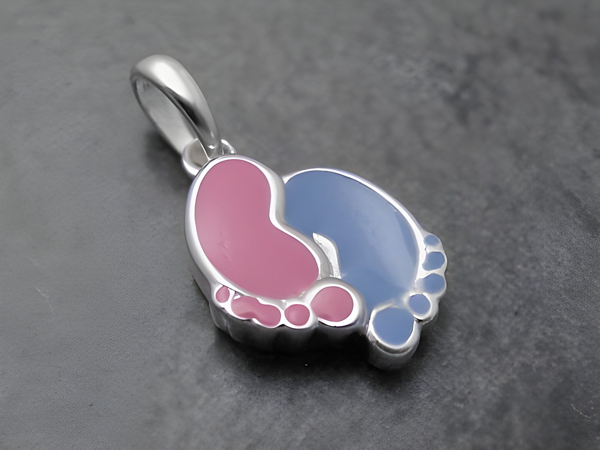 Niedlicher Anhänger aus Sterling Silber mit Babyfußabdrücken in pink und hellblau, ideal für Kinder, von Juwelier Harnisch gefertigt.