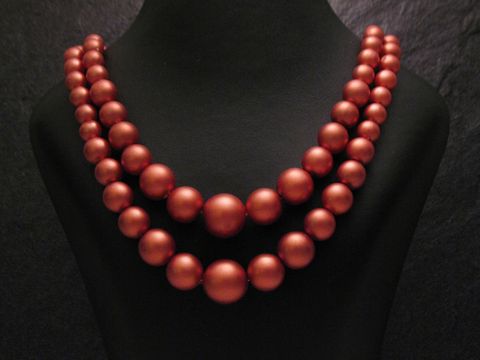 Zweireihige Kette runde Perlen -NEU- Bronze, Hersteller: Juwelier Harnisch, Perlenketten, gut sichtbar auf einem schwarzen Ständer präsentiert, elegantes Design mit matten Perlen.