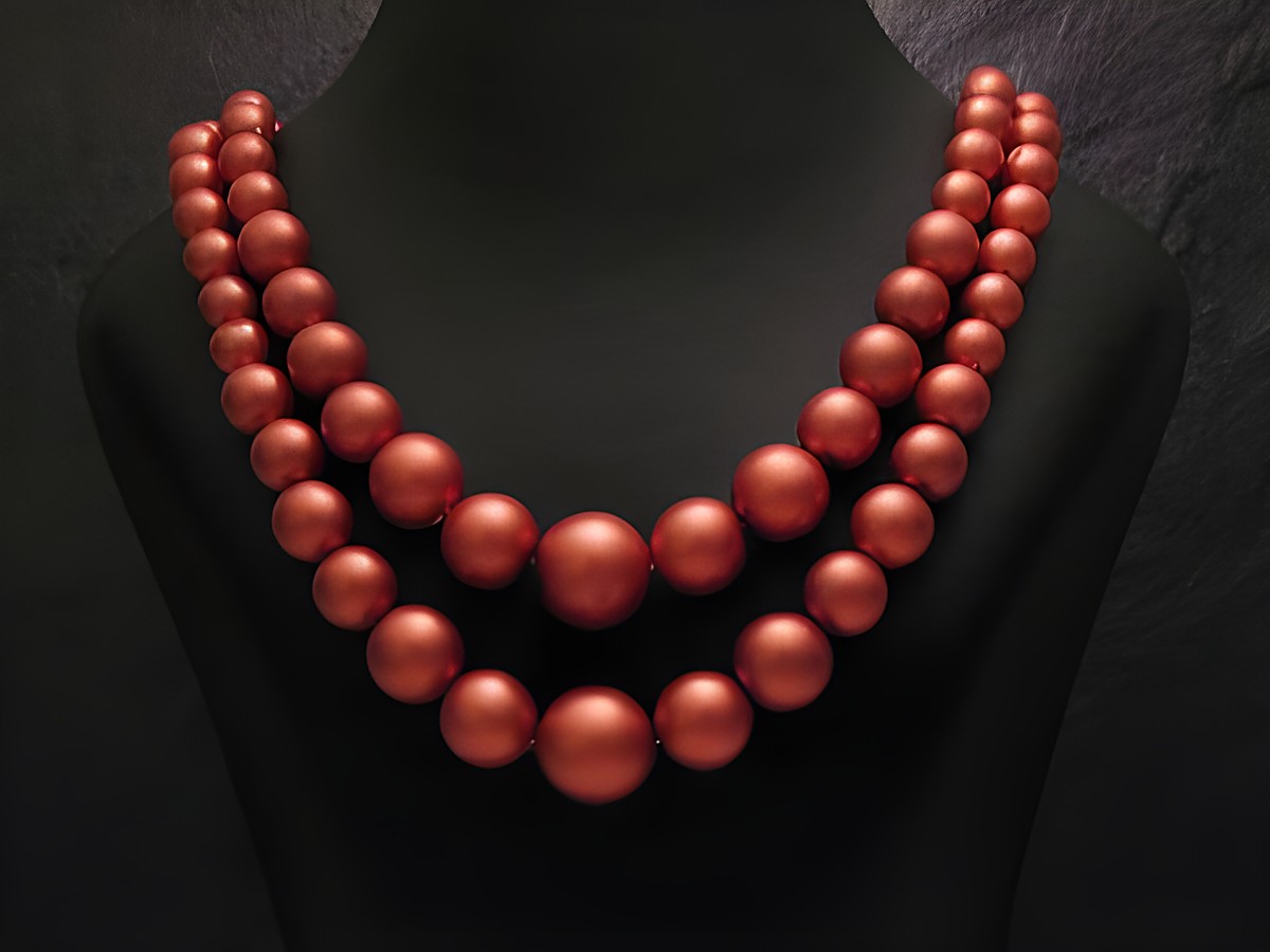 Zweireihige Kette runde Perlen -NEU- Bronze, Hersteller: Juwelier Harnisch, Perlenketten, gut sichtbar auf einem schwarzen Ständer präsentiert, elegantes Design mit matten Perlen.