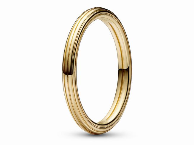 Der Pandora ME Ring 169591C00-44 aus 585 Gelbgoldvergoldung in Größe 44 zeigt ein elegantes und modernes Design mit feinen, geschwungenen Linien.