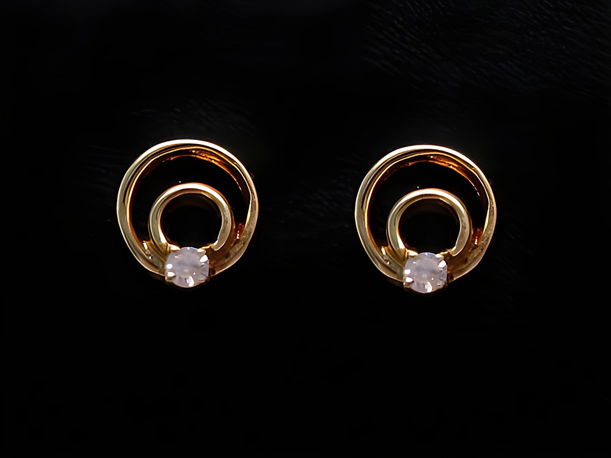 Ohrringe modern aus Gold 585 mit einem Brillant und Diamant von 0,03 ct W/P, hergestellt von Juwelier Harnisch, in elegantem Design mit kreisförmiger Form und funkelndem Stein.