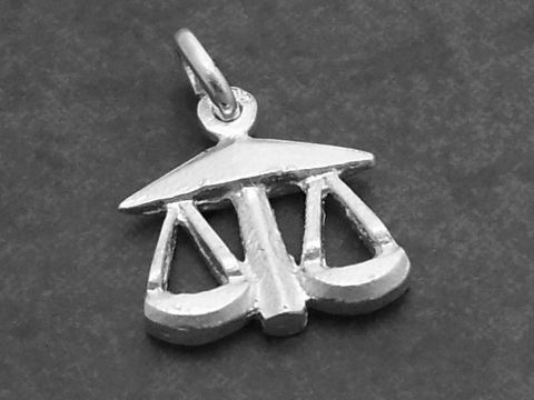 Silber Anhänger Sternzeichen Waage plastisch, Hersteller Juwelier Harnisch, zeigt eine detaillierte Darstellung der Waage als Symbol für Gleichgewicht und Harmonie.