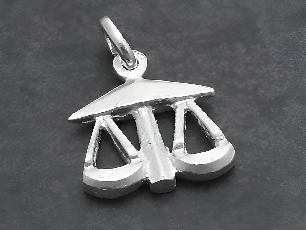 Silber Anhänger Sternzeichen Waage plastisch, Hersteller Juwelier Harnisch, zeigt eine detaillierte Darstellung der Waage als Symbol für Gleichgewicht und Harmonie.