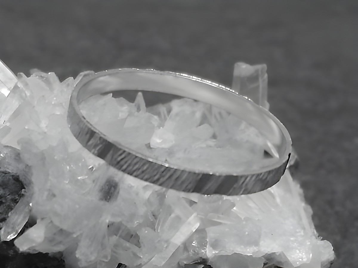 Silber Ring rhodiniert 2mm breit Größe 50 / 15,8mm von Juwelier Harnisch auf glitzerndem Kristalluntergrund, bis Größe 50 / 15,9 erhältlich.