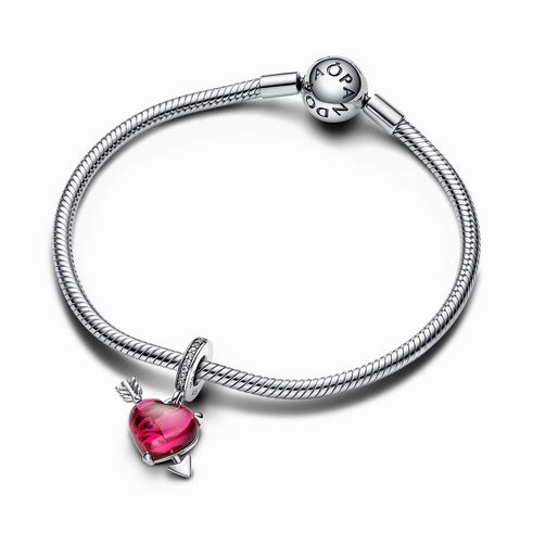 793085000-1 Roter Herz und Pfeil Murano-Glas Charm-Anhänger aus Sterling Silber mit roten Zirkonia, passend für Pandora Armbänder, ideal für romantische Anlässe wie Hochzeiten.