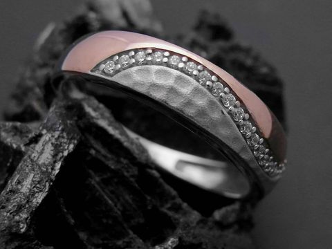 300735-0 Ring aus Silber rhodiniert, bicolor mit rosé vergoldetem Element, teilmattiert, besetzt mit Zirkonia, Größe 58, Hersteller Juwelier Harnisch.