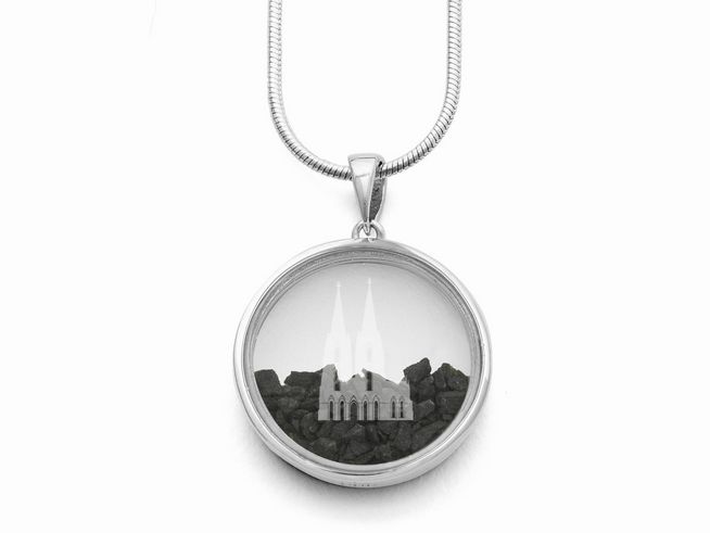 DUR Anhänger Kölner Dom aus Sterling Silber mit einem durchsichtigen Anhänger, der den Kölner Dom und dunklen Steinen im Inneren zeigt. Ideal für Liebhaber von außergewöhnlichem Schmuck.