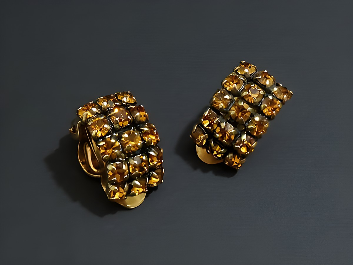 Strass Ohrclips stilvoll in orange und goldfarben, hergestellt von Juwelier Harnisch, ideal für einen eleganten Look. Perfekte Ergänzung für verschiedene Outfits.