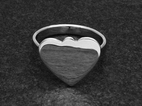 Silberring in Herzform mit drei Bögen, weit verstellbar, Hersteller Juwelier Harnisch, rhodiniert und ohne Stein.