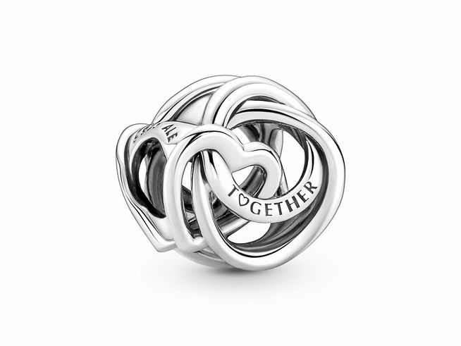 Sterling Silber Charm von Pandora in Herzform, gestaltet als verschlungenes Herz mit der Gravur "TOGETHER", symbolisiert ewige Verbundenheit und Liebe.