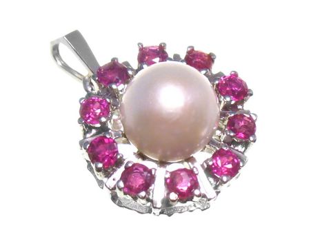 Rund Diamant Gold 585 Anhänger in Weißgold mit einer zentralen Perle und umringt von pinken Brillianten, Durchmesser 16 mm, Hersteller Juwelier Harnisch.