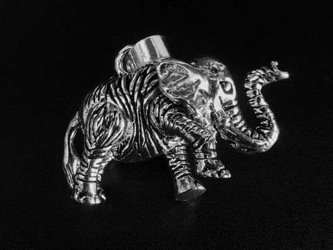 Silber Anhänger in Form eines Elefanten, detaillierte Verarbeitung, typisch für afrikanisches Design, Hersteller Juwelier Harnisch, symbolisiert Stärke und Weisheit, ideal für Tierliebhaber.