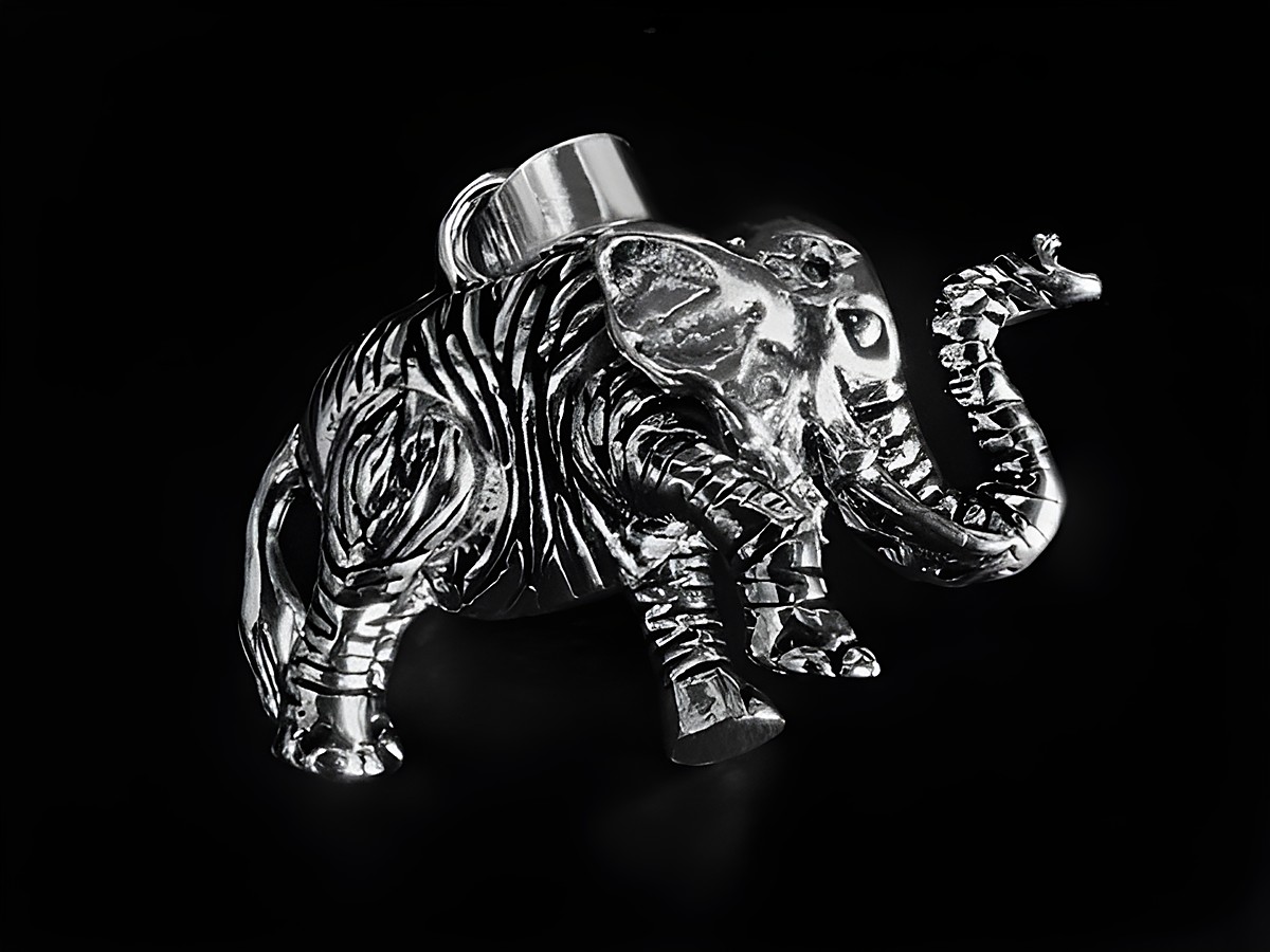 Silber Anhänger in Form eines Elefanten, detaillierte Verarbeitung, typisch für afrikanisches Design, Hersteller Juwelier Harnisch, symbolisiert Stärke und Weisheit, ideal für Tierliebhaber.